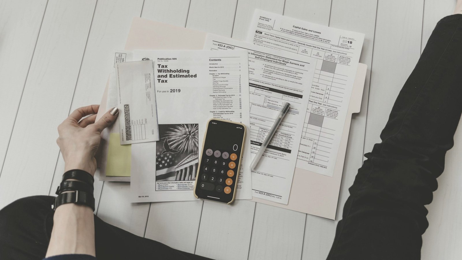 Análisis contable de utilidad y flujo de caja con documentos financieros y calculadora