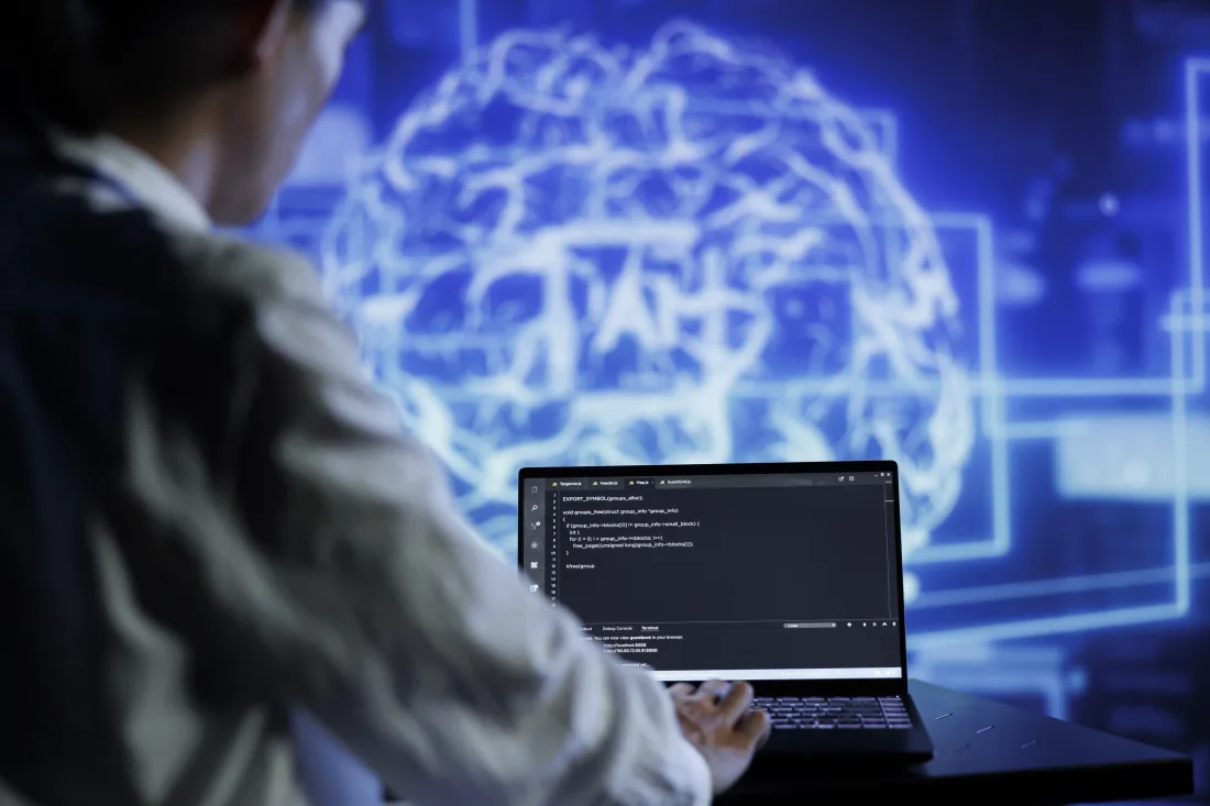 Especialista desarrollando un modelo de inteligencia artificial frente a una visualización de datos